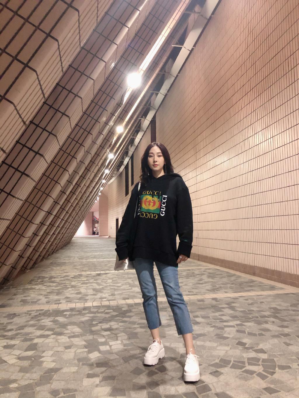 48歲樊少皇二胎得女,妻子賈曉晨是個山東大妞,但穿衣很港風