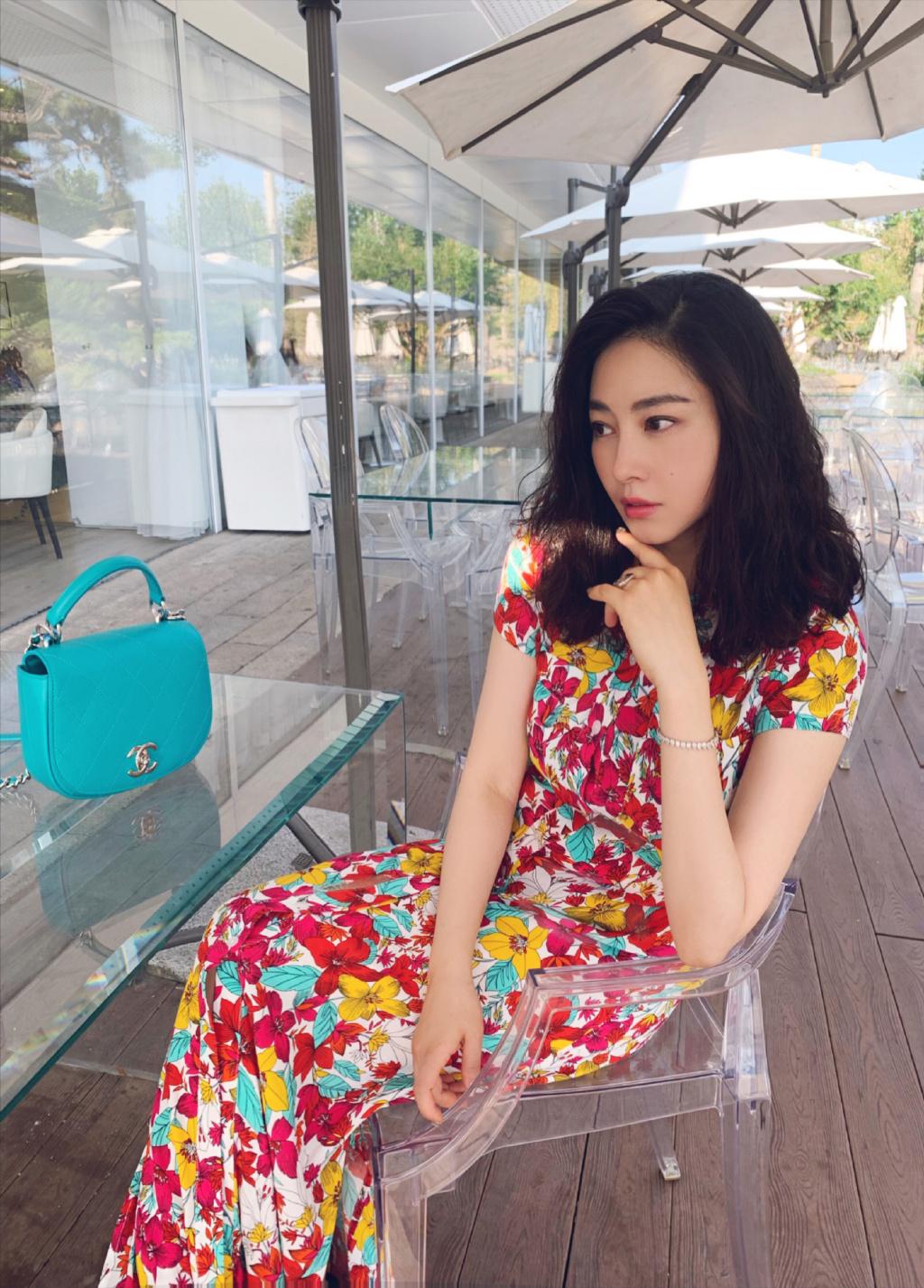 48歲樊少皇二胎得女,妻子賈曉晨是個山東大妞,但穿衣很港風