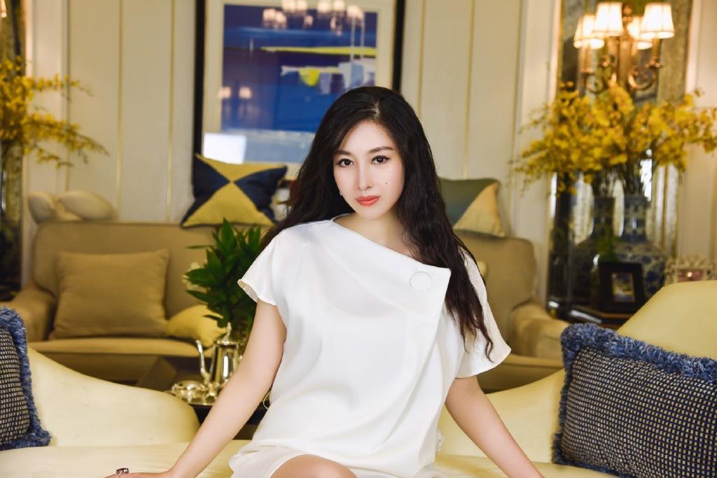 48歲樊少皇二胎得女,妻子賈曉晨是個山東大妞,但穿衣很港風